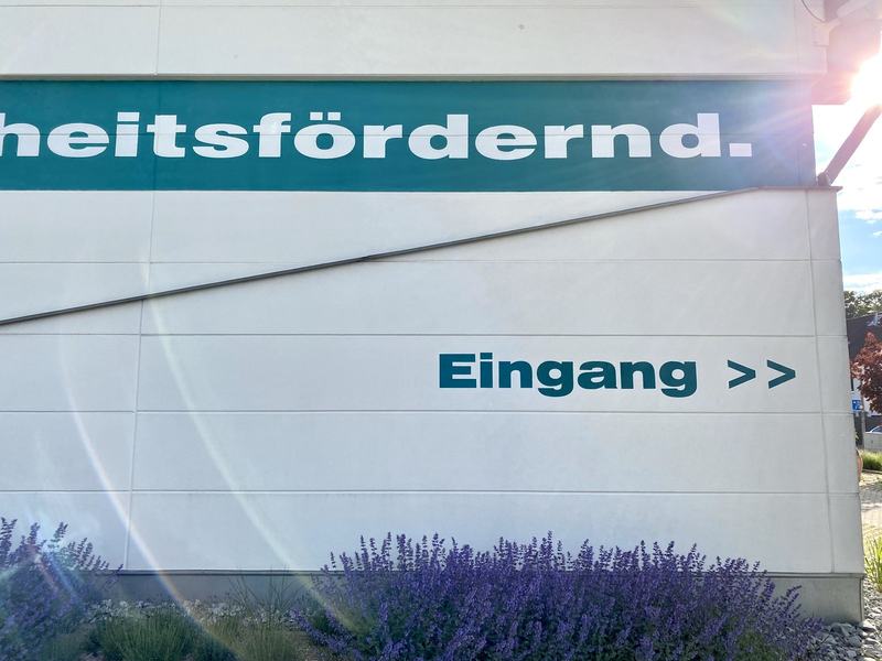 Eingang mit dem Schriftzug gesundheitsfördernd und blühendem Lavendel