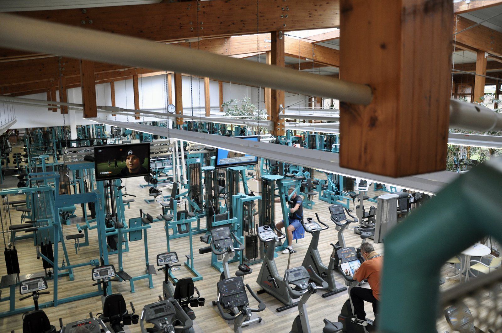 Blick von der Galerie auf die Trainingsfläche unter der Holzbalkendecke