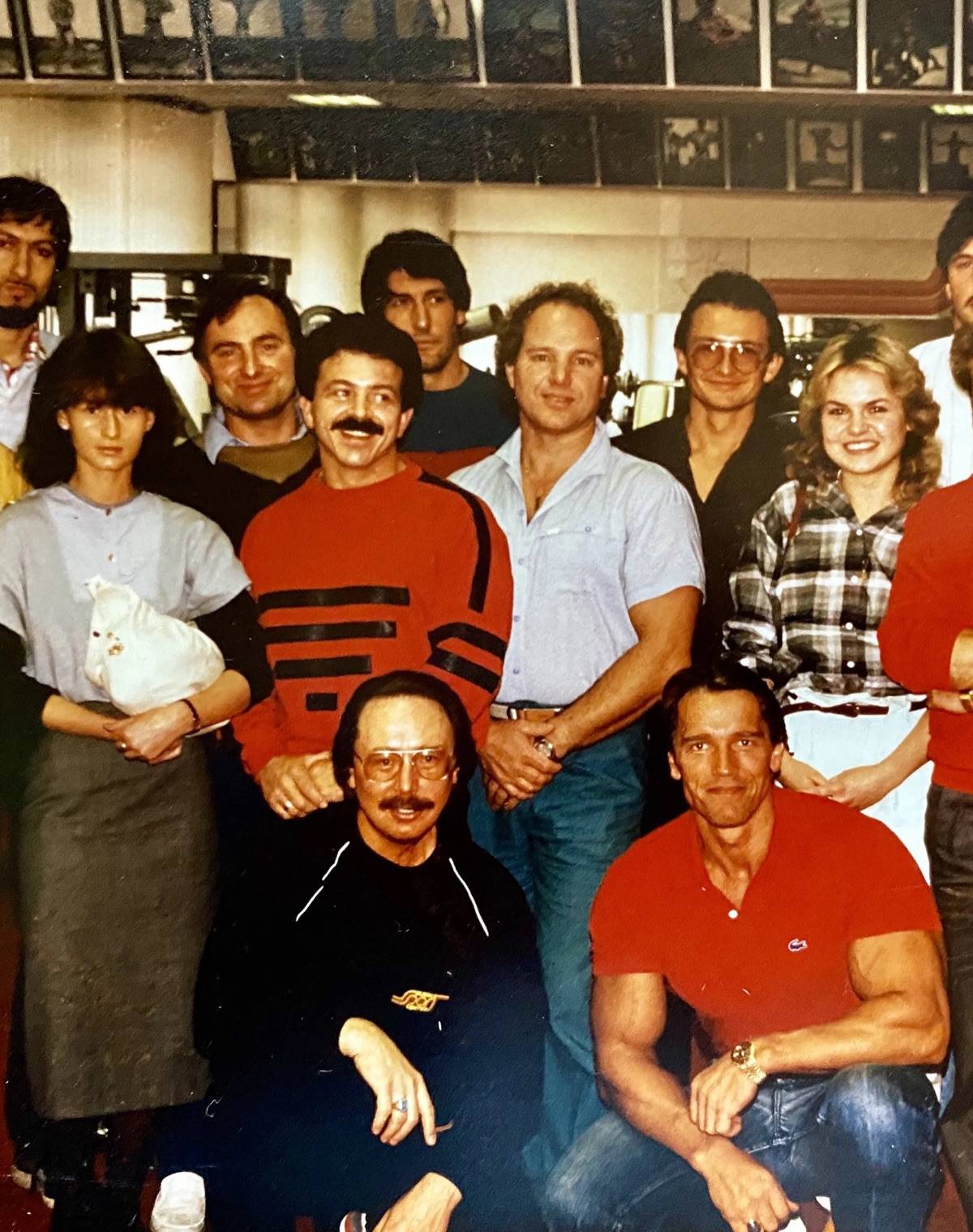 Hans Beyer und andere Teilnehmer mit Arnold Schwarzenegger bei einer Trainerlizenz-Ausbildung des DSSV im Studio von Albert Busek in München, Pfeile markieren Hans und Arnold