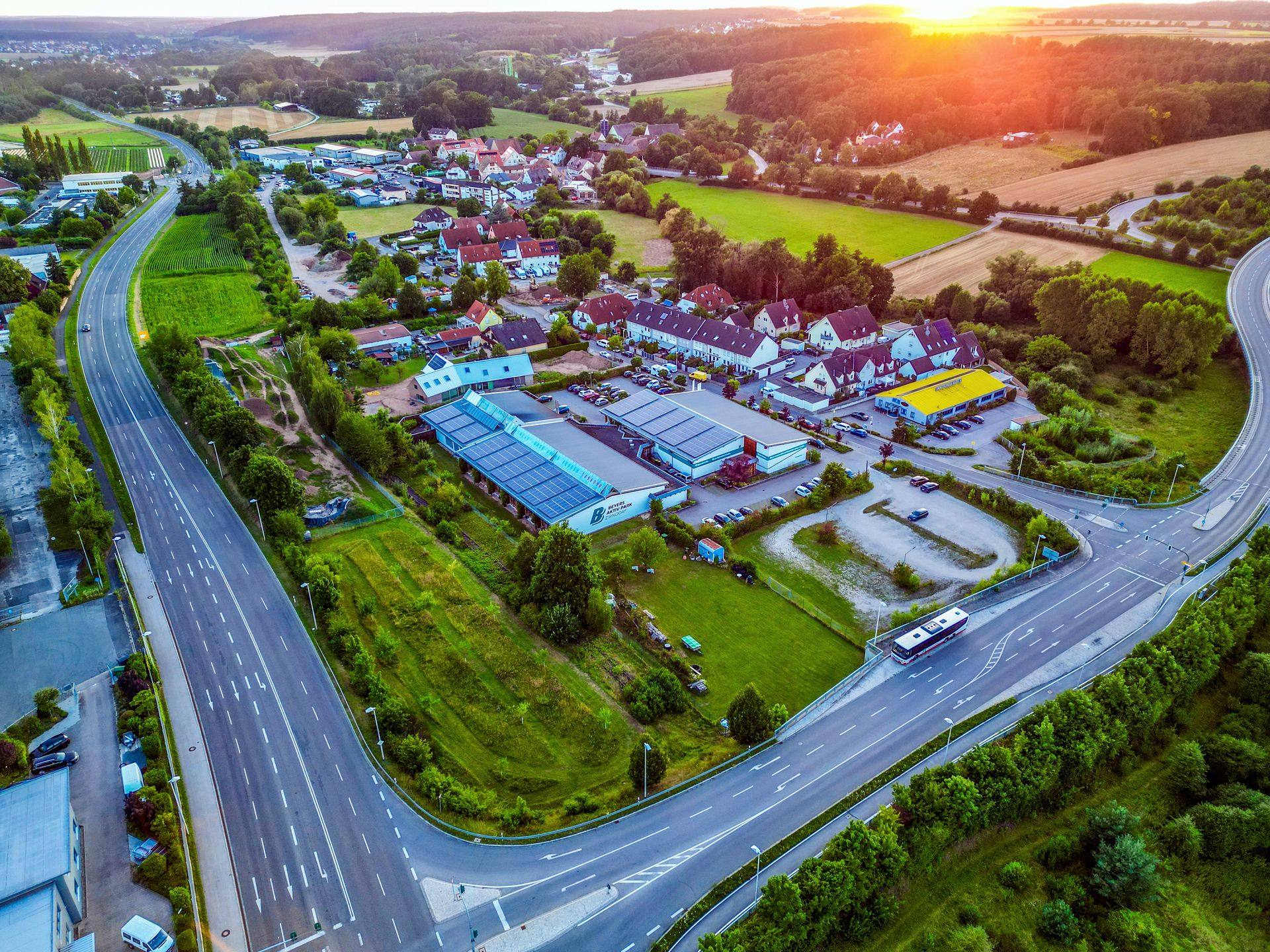 Der BEYERS AKTIV-PARK aus der Luft, im Hintergrund Zirndorf Richtung Fürth